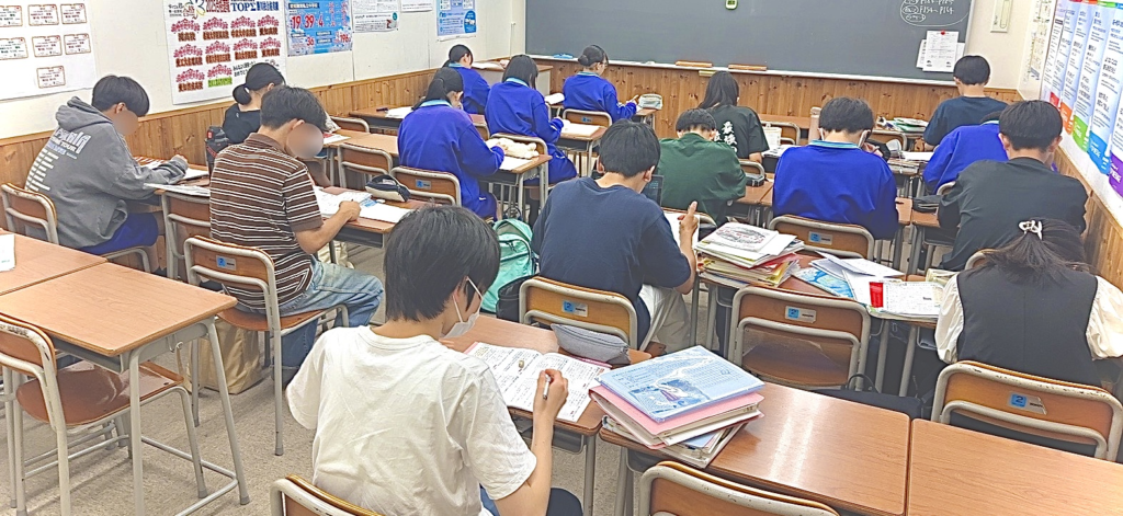 演習に集中する生徒たちの様子